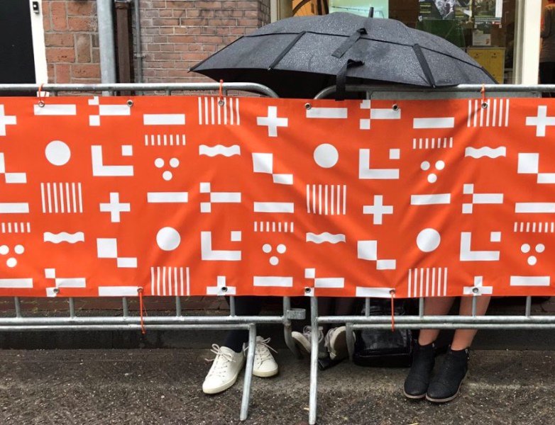 HTNL_BE's tweet photo. #HellermannTyton sponsort #Koningsdag in onze thuisstad #amersfoort, met zo'n 15.000 #kabelbinders en 1.000 meter #textieltape. De T50R in het #ORANJE wordt gebruikt om deze speciale doeken aan de dranghekken te bevestigen. Fijne Koningsdag! Foto: organisatiecomité. https://t.co/bV73bWobzD