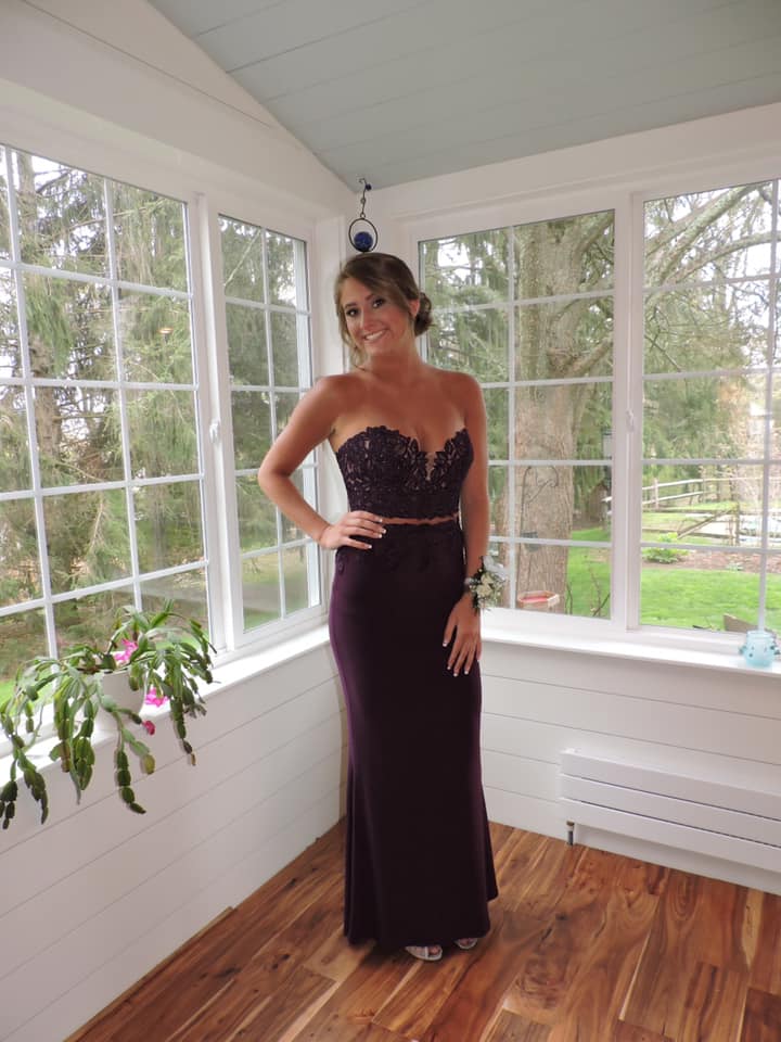 ronferr53's tweet photo. BEAUTIFUL Haley getting ready for Prom https://t.co/f6P0SbWT5O