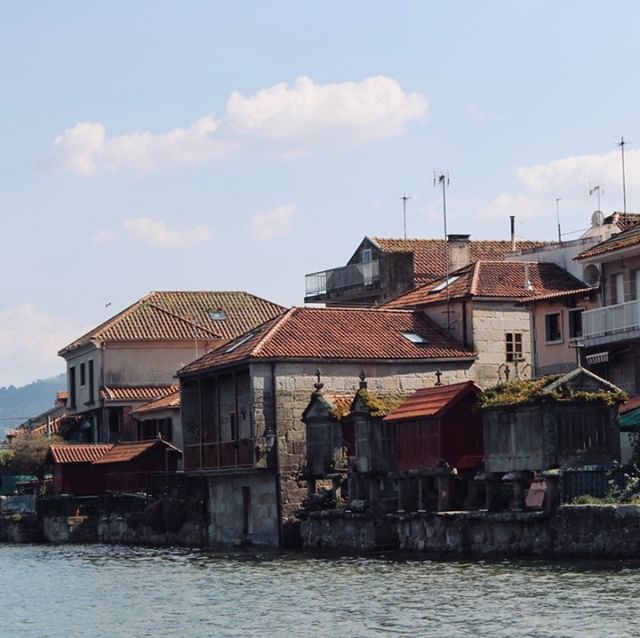 rfalonso's tweet photo. With its traditional horreos and cruceiros touching the water, the beautiful village of Combarro in Rias Baixas is a visit you must do if you are travelling around Galicia #galicia #combarro #horreo #photography #photooftheday https://t.co/jtNHy33LTJ https://t.co/7a70I25rRa