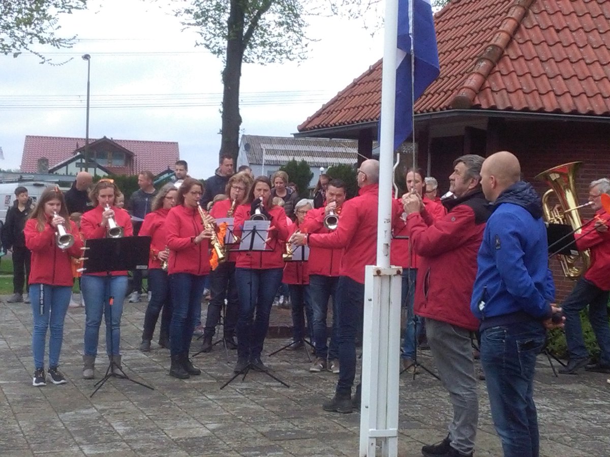 Ook in #Luttelgeest werd vandaag de vlag gehesen en klonk het wilhelmus.
#koningdag