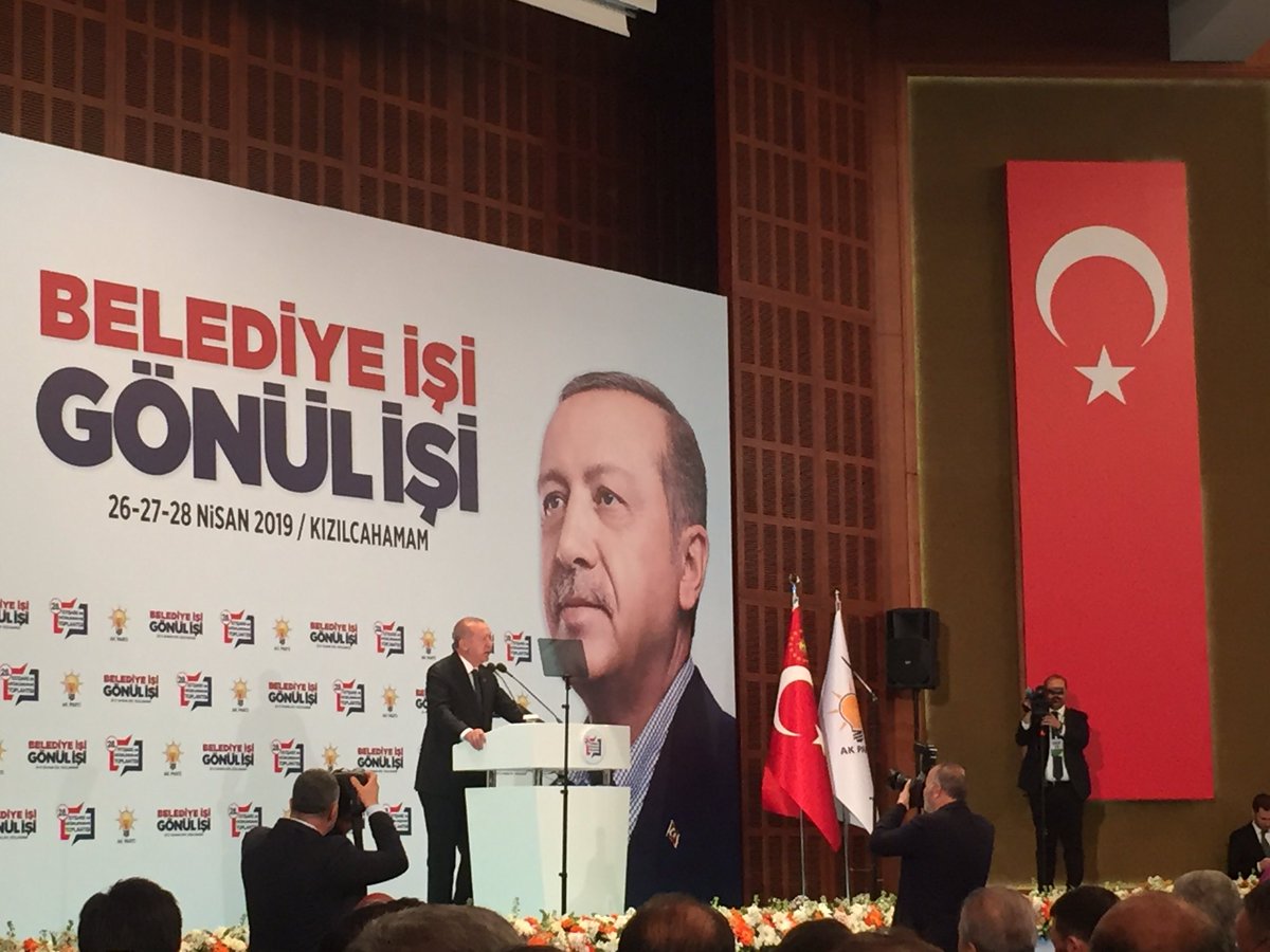 focalapkulu's tweet photo. 28. İstişare ve Değerlendirme Toplantımız Cumhurbaşkanımız, Genel Başkanımız Sayın @RT_Erdogan’ın katılımıyla başladı. 

Siirt ekip olarak Reisinin yanında. 

#BelediyeİşiGönülİşi https://t.co/yIUMg56wqy