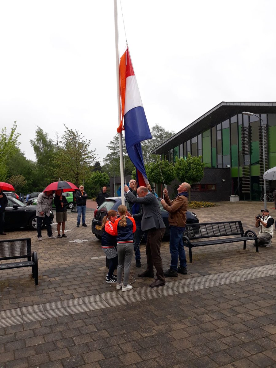 GertPloeg's tweet photo. Fantastisch om vandaag in #Kootwijkerbroek samen met enkele kinderen, namens de @BarneveldInfo, de driekleur te hijsen. Onder muzikale begeleiding van #SaxUs het #Wilhelmus zingen. Leve de Koning! Hoera https://t.co/rJLthdblGi