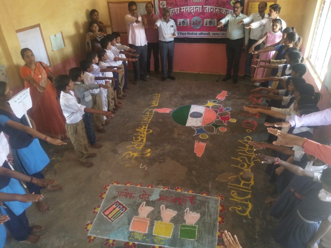 collectorsagar's tweet image. #LoksabhaElections2019 स्वीप प्लान के अन्तर्गत @collectorsagar के निर्देशन में शासकीय माध्यमिक स्कूल कनेरादेव, सागर एवं शासकीय माध्यमिक स्कूल तिली, सागर के छात्र-छात्राओं द्वारा मतदाता जागरूकता हेतु रंगोली एवं शपथ ग्रहण कार्यक्रम आयोजित हुये @CEOMPElections  @ECISVEEP