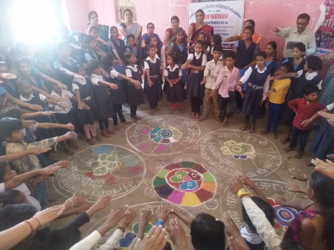 collectorsagar's tweet image. #LoksabhaElections2019 स्वीप प्लान के अन्तर्गत @collectorsagar के निर्देशन में शासकीय माध्यमिक स्कूल कनेरादेव, सागर एवं शासकीय माध्यमिक स्कूल तिली, सागर के छात्र-छात्राओं द्वारा मतदाता जागरूकता हेतु रंगोली एवं शपथ ग्रहण कार्यक्रम आयोजित हुये @CEOMPElections  @ECISVEEP