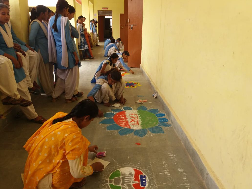collectorsagar's tweet image. #LoksabhaElections2019 स्वीप प्लान के अंतर्गत @collectorsagar के निर्देशन में मतदाता जागरूकता हेतु शासकीय कन्या हाई स्कूल, देवरी की छात्राओं द्वारा आकर्षक रंगोली बनाई गई 
@CEOMPElections @JansamparkMP @ECISVEEP @projssagar #GoVote