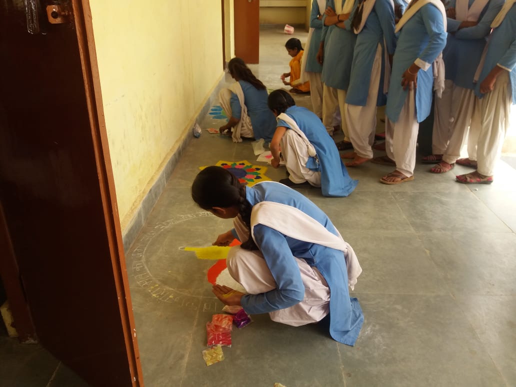 collectorsagar's tweet image. #LoksabhaElections2019 स्वीप प्लान के अंतर्गत @collectorsagar के निर्देशन में मतदाता जागरूकता हेतु शासकीय कन्या हाई स्कूल, देवरी की छात्राओं द्वारा आकर्षक रंगोली बनाई गई 
@CEOMPElections @JansamparkMP @ECISVEEP @projssagar #GoVote