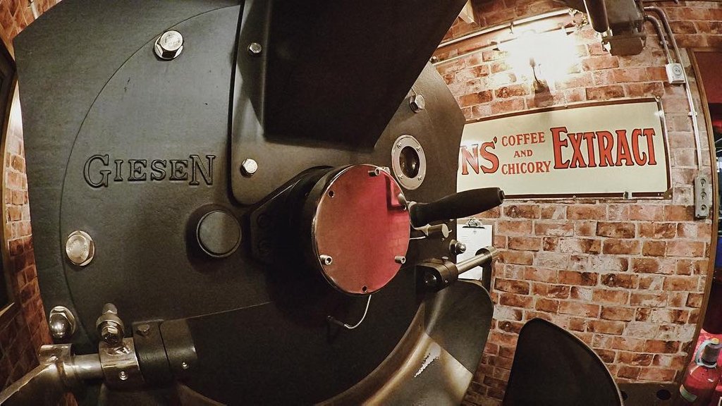 It's all about perspective.
.
.
(📷 @forgeroasters
.
.
#Giesencoffeeroasters #coffeeroaster #specialtycoffee #coffeelove #coffee