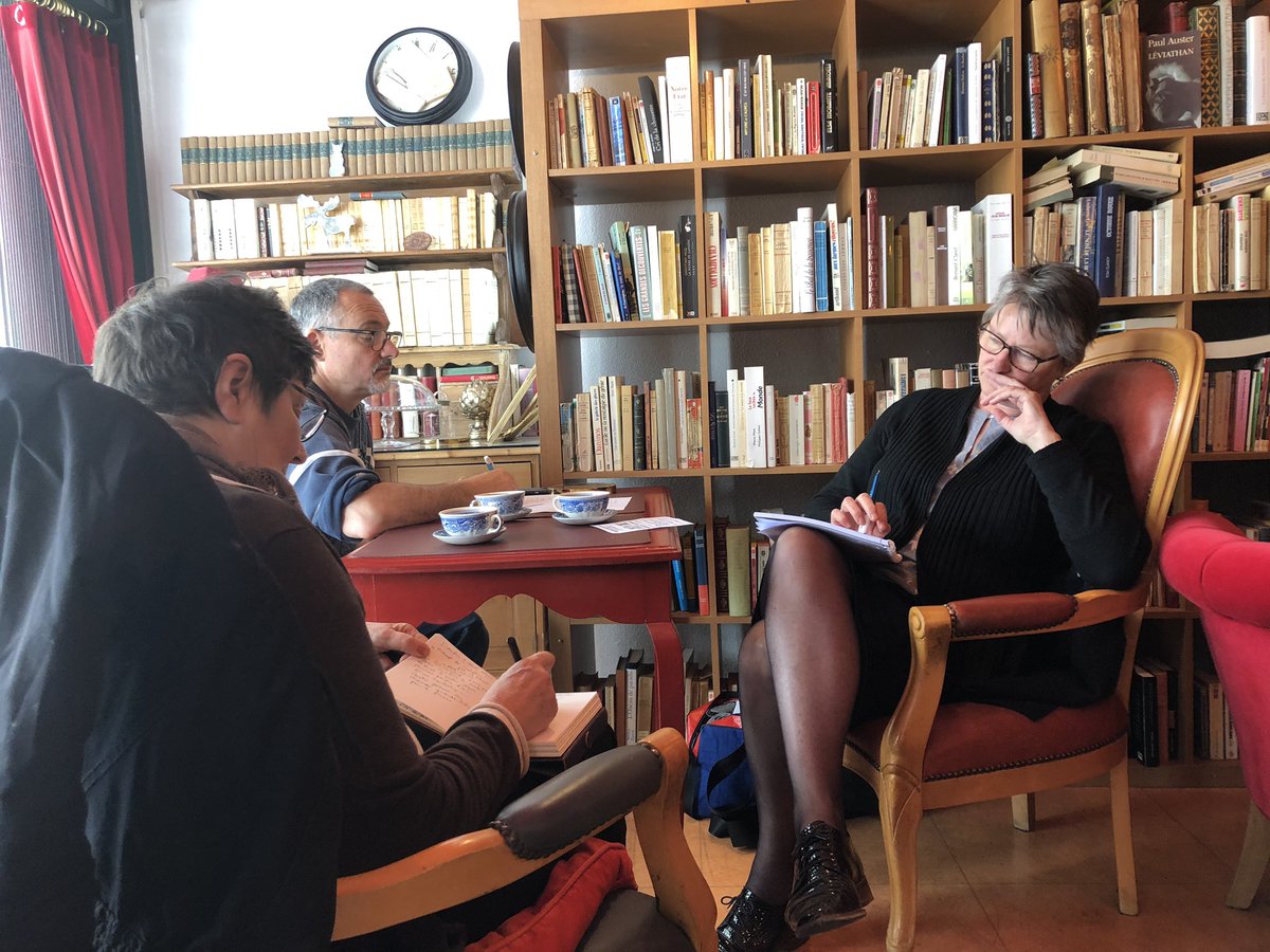 Et hop, concentration maximale ce matin à l’atelier « les objets se racontent ce matin. Merci au salon de thé ex-libris pour l’accueil !