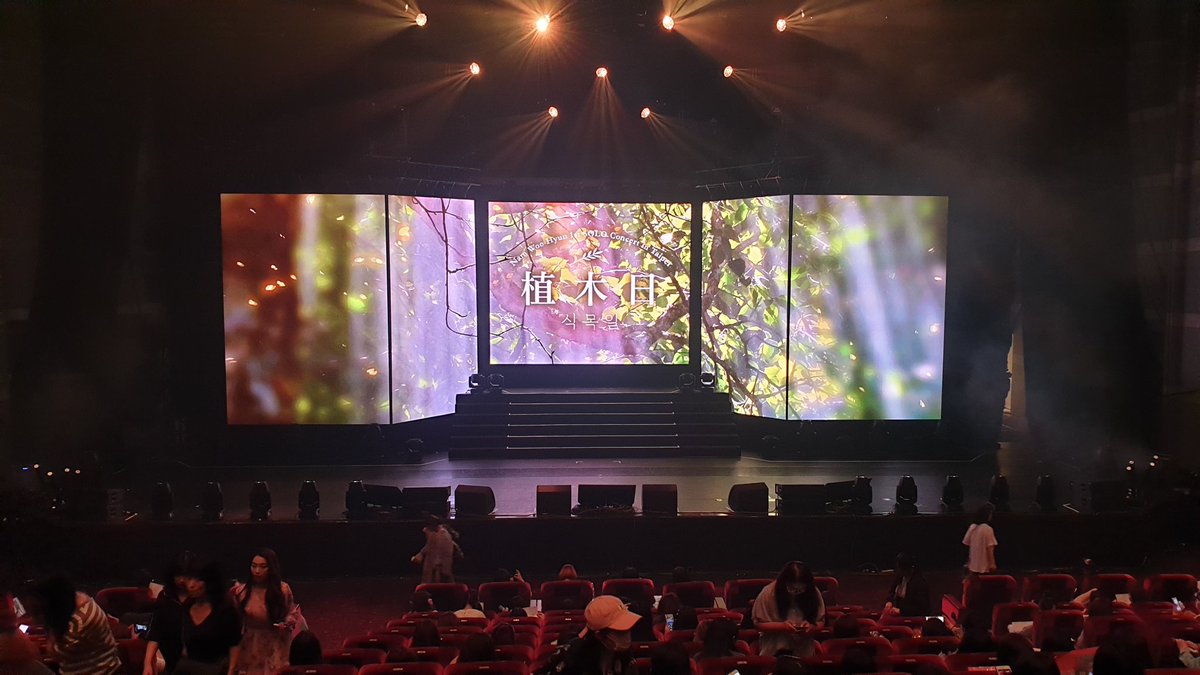 TW520IFNT's tweet photo. 大家準備好了嗎

#唱歌給南哥哥聽
#植木日
#南優鉉
#20190427NamWooHyun1stSOLIConcertinTaipei

♡小宏&amp;卡卡♡ https://t.co/AROrn2w9uY