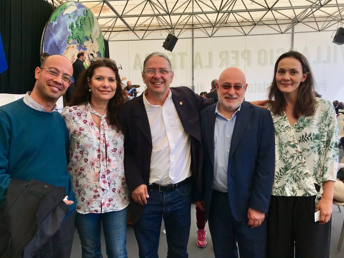 chruggeriTg2's tweet photo. #EarthVillage #EarthDay a #Roma con #scienziati #biologi #docenti per parlare di #Amazzonia #ForestaDiCulture @greenaccord Cambiare il pianeta da casa nostra #GoGreenBeHappy #Grazie a ##EdisonBarbieri #RosanaPinheiro #AntonioCaschetto https://t.co/eIBMZ3MpFI