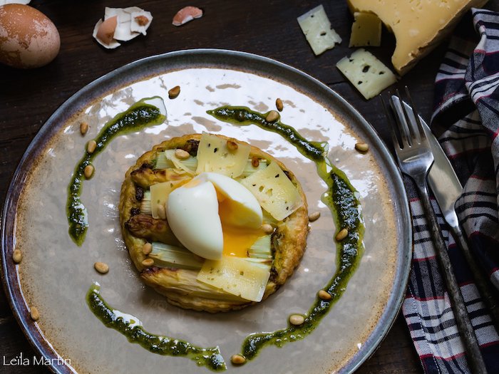 JVVCuisiner's tweet photo. Envie de vous mettre aux fourneaux ? Et si vous testiez cette délicieuse #tarte fine au #pesto d'ail des ours, #asperges, #oeuf mollet et #Bargkass. Un régal de saison pour profiter de notre merveilleuse #asperge d'#Alsace ! #recette #terroir #saison https://t.co/DIWs5Kg0Bj https://t.co/Dm0h3XbPfE
