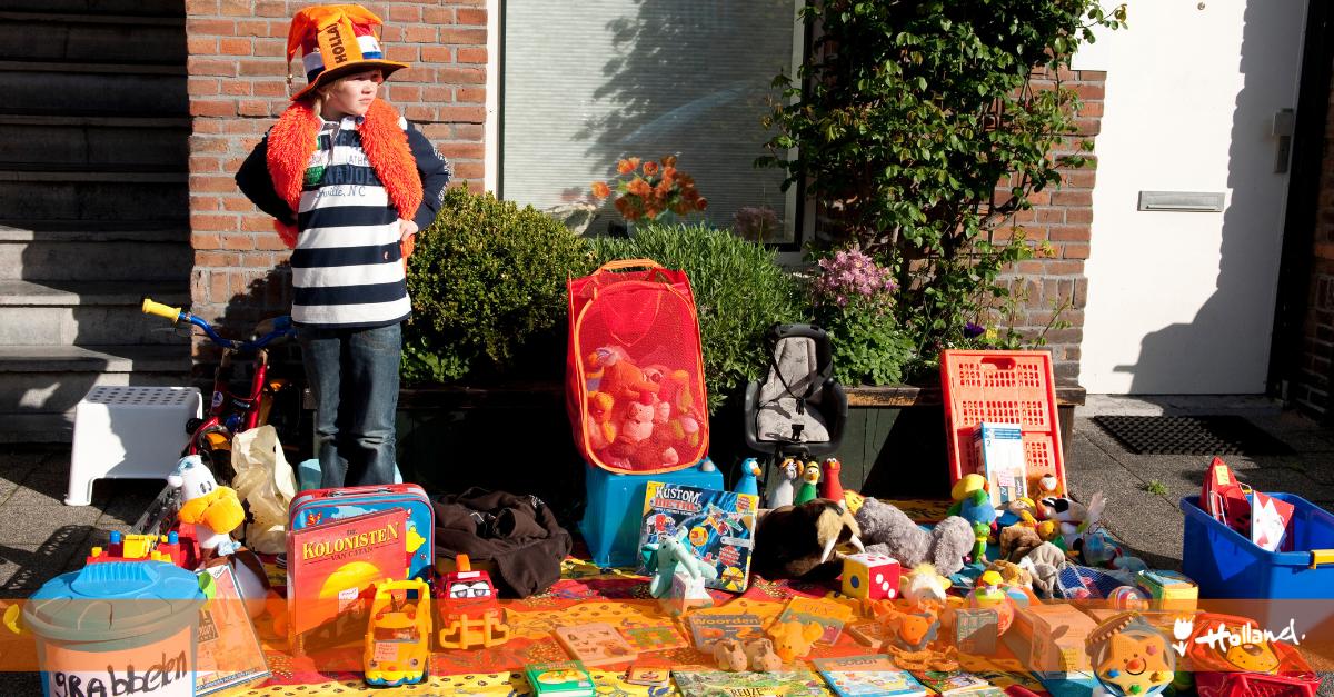 NLNetherlands's tweet photo. The Netherlands has #trade in its DNA. Even during the national #Kingsday👑 celebrations the Dutch will try to sell their #goods. https://t.co/m3Za72k8i2 https://t.co/n8dewaI8wR