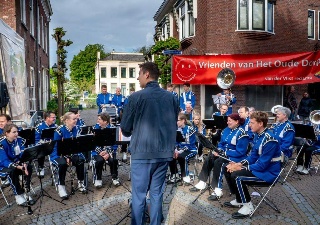 Vanmorgen al vroeg aan het fotograferen voor het  <a href="/Leiderdorpwkbld/">Leiderdorps Weekblad</a> De aubade op de Hoofdstraat was een groot succes. <a href="/OVLeiderdorp/">Oranjevereniging L'd</a> <a href="/lailadriessen/">Laila Driessen</a> <a href="/JoostenWillem/">willem joosten</a> <a href="/Angelique_LDP/">Angelique Beekhuizen</a>
<a href="/wethouderDaan/">Daan Binnendijk</a> @Leiderdorpinfo <a href="/TamarcoLDP/">Tamarco Leiderdorp</a> #Koningsdag #koningsdag2019 #leiderdorp
