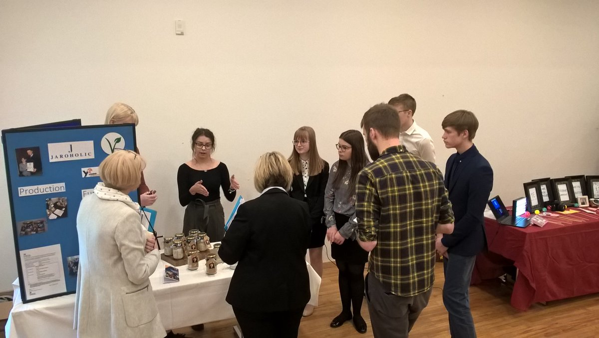 ye_somerset's tweet photo. @JarOholic meeting the judges https://t.co/sBo6tHINtI