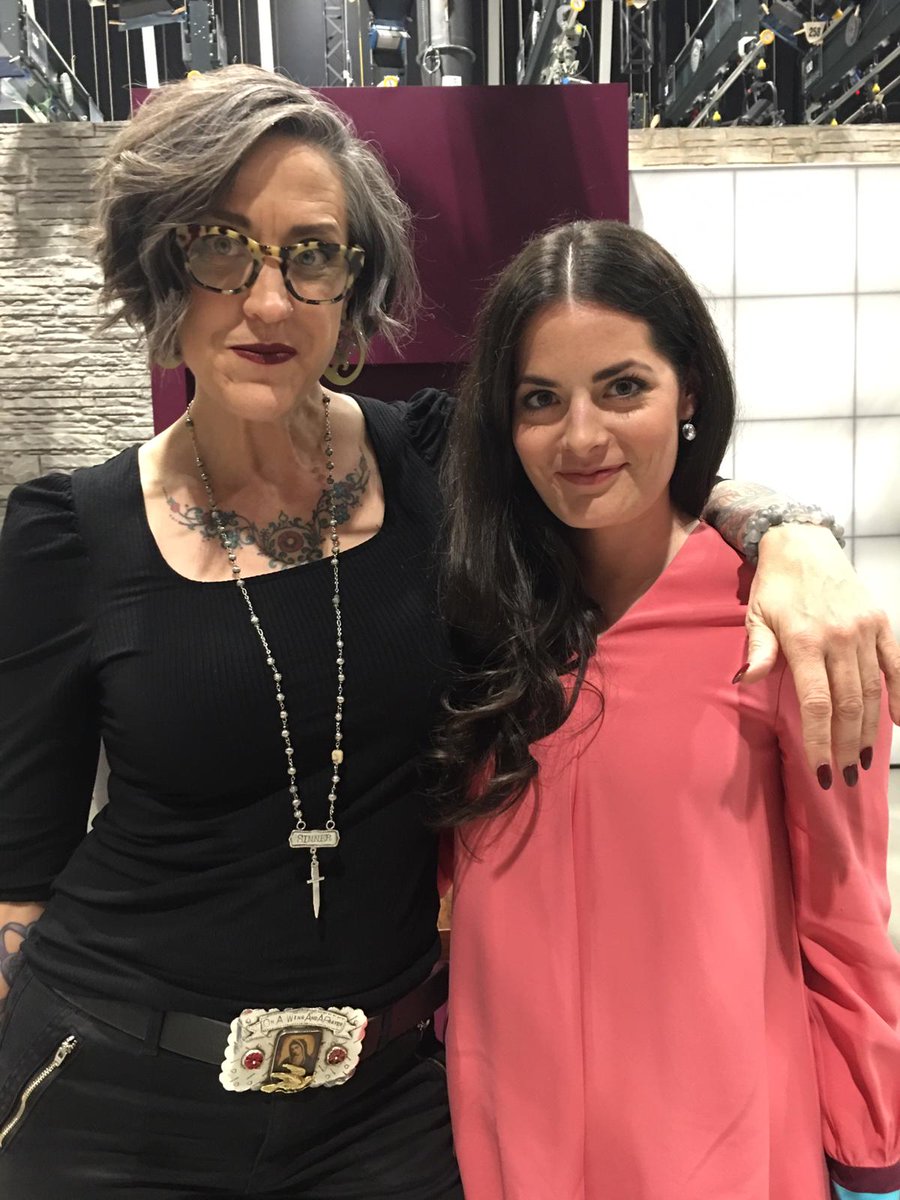 Morgen ist die visionäre US-Pfarrerin und Theologin Nadia Bolz-Weber <a href="/Sarcasticluther/">Nadia Bolz-Weber</a> in der <a href="/OffeneKirche/">Offene Kirche</a> <a href="/urbanpriest/">Frank Lorenz</a> 
Gestern kam sie deshalb zu uns ins Studio und nächsten Sonntag ist das Gespräch in der #srfsternstunde zu sehen! It was a pleasure having you with us, Nadia!