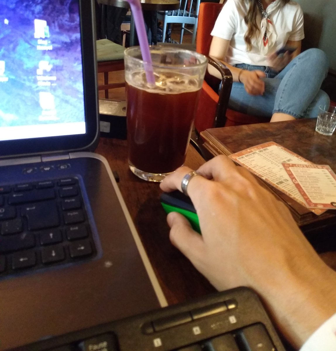 Khosann's tweet image. Tünaydın arkadaşlar, yeni yazı geliyor 😎 Yalnız solumdaki oğlan ve sağımdaki kız, kız arkadaşından ayrılmış. Bugün kırık kalpler sokağı. Yazı bitsin, Özdemir Asaf şiirlerinin kara buğday çikolatasına sarıldığı #Stepİstanbul sanat sergisini gezeceğim. 🙏 TomTom sk, İtalyan Lisesi