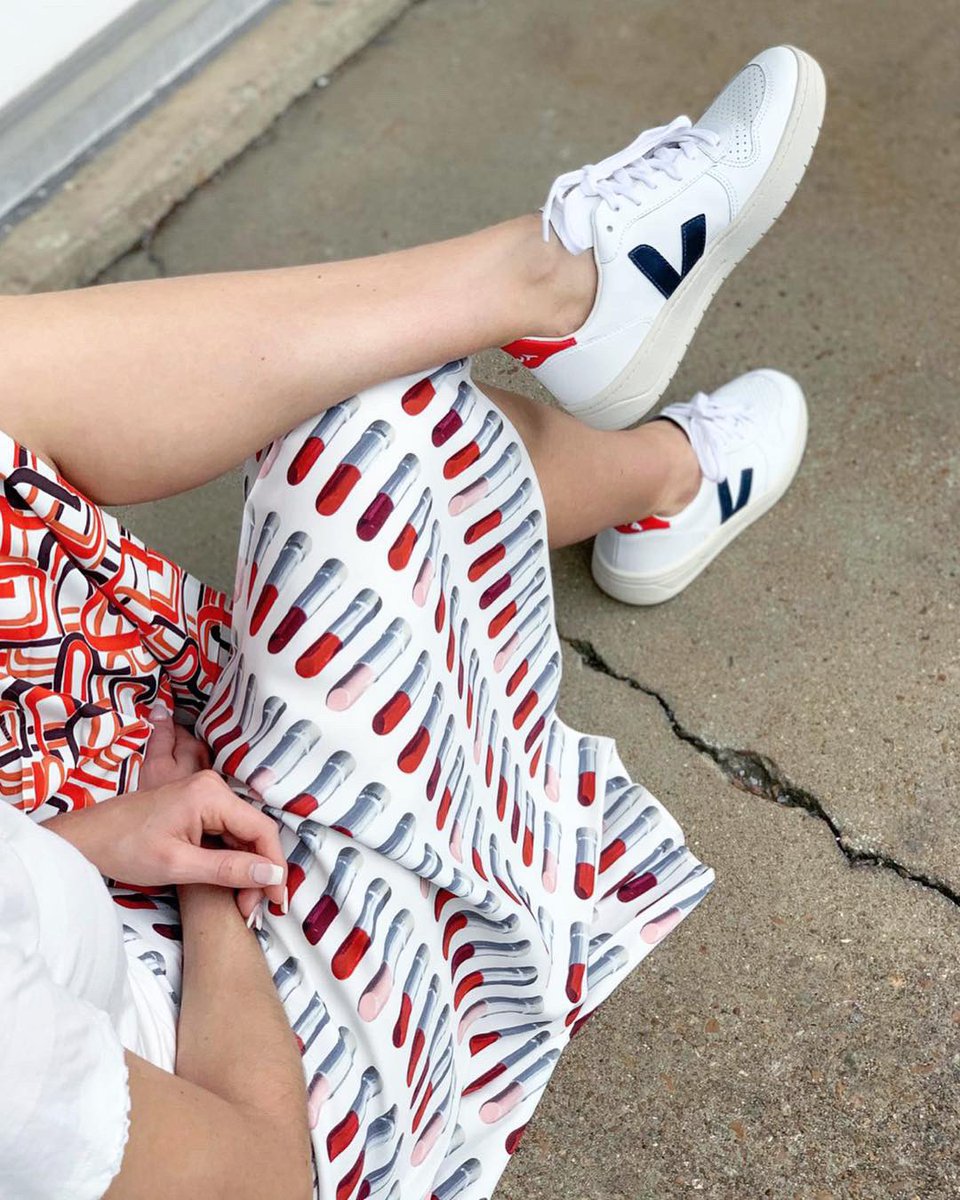 shopual's tweet photo. Saturday style 👟👟💄
#myUAL #shopUAL
___
Featured items available per location: Online Prada skirt sz 8 • Veja sneakers 21st Avenue, TX & Brentwood sz 38. @ Nashville, Tennessee https://t.co/zk0aO0T2Ne