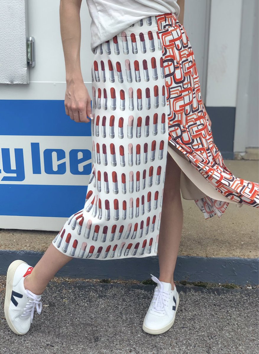 shopual's tweet photo. Saturday style 👟👟💄
#myUAL #shopUAL
___
Featured items available per location: Online Prada skirt sz 8 • Veja sneakers 21st Avenue, TX & Brentwood sz 38. @ Nashville, Tennessee https://t.co/zk0aO0T2Ne