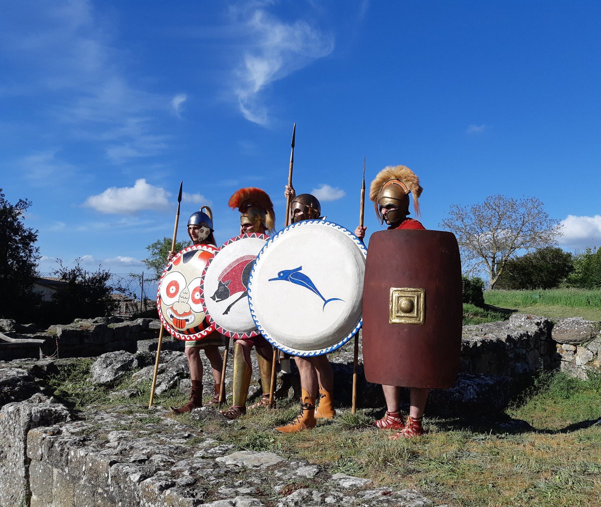 #Live da #Tyrrhenikà: l'evento si avvia alla conclusione. Foto di rito dei guerrieri #etruschi. <a href="/anticaeviae/">Anticae Viae</a>