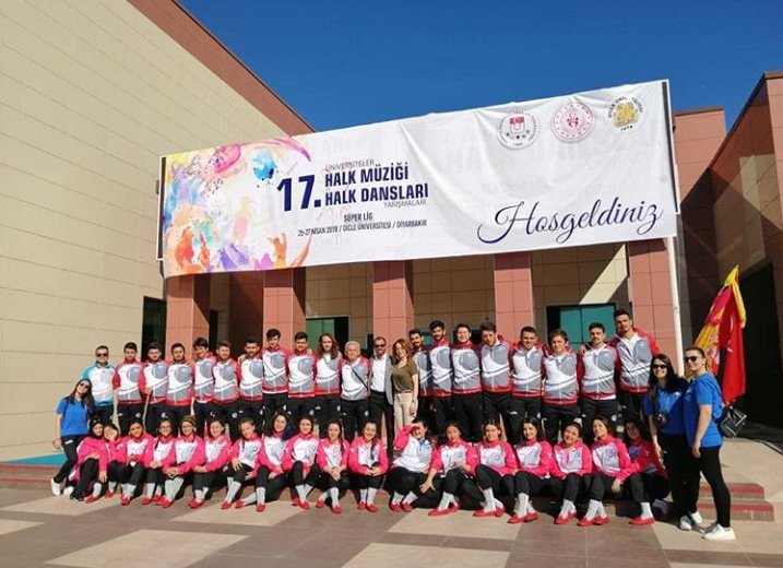 Grup birincisi olarak finale kalan MAKÜ Halk oyunları ekibimiz Diyarbakır’da yapılan Türkiye Şampiyonasında yine TÜRKİYE BİRİNCİSİ olmuştur.
Başta hocamız Nurgül Mıhladız olmak üzere, teknik ekibi ve öğrencilerimizi tebrik ediyoruz👏 #makü #bugururhepimizin