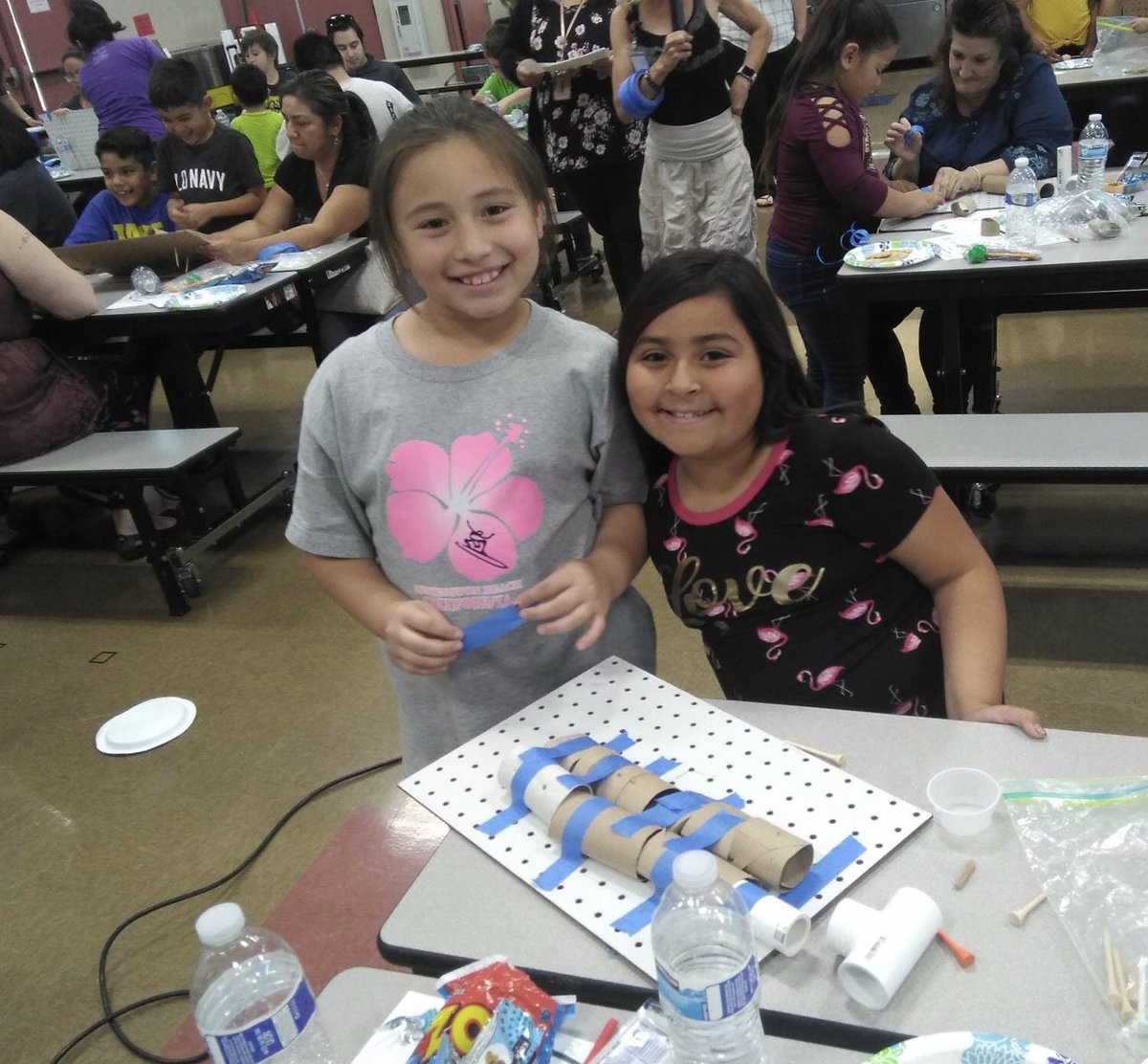 CCSDFamily's tweet image. 🌙6:00 p.m.
Full #STEAM Ahead @CJKellerES   
What did we notice?
🎨CREATIVITY- exceptional talent emerged in the 👁 eyeball challenge 
🗣COMMUNICATION- enthusiastic families precisely guided each other through the circular maze 
🤝#FamilyEngagement #linkedtolearning is #1forKids