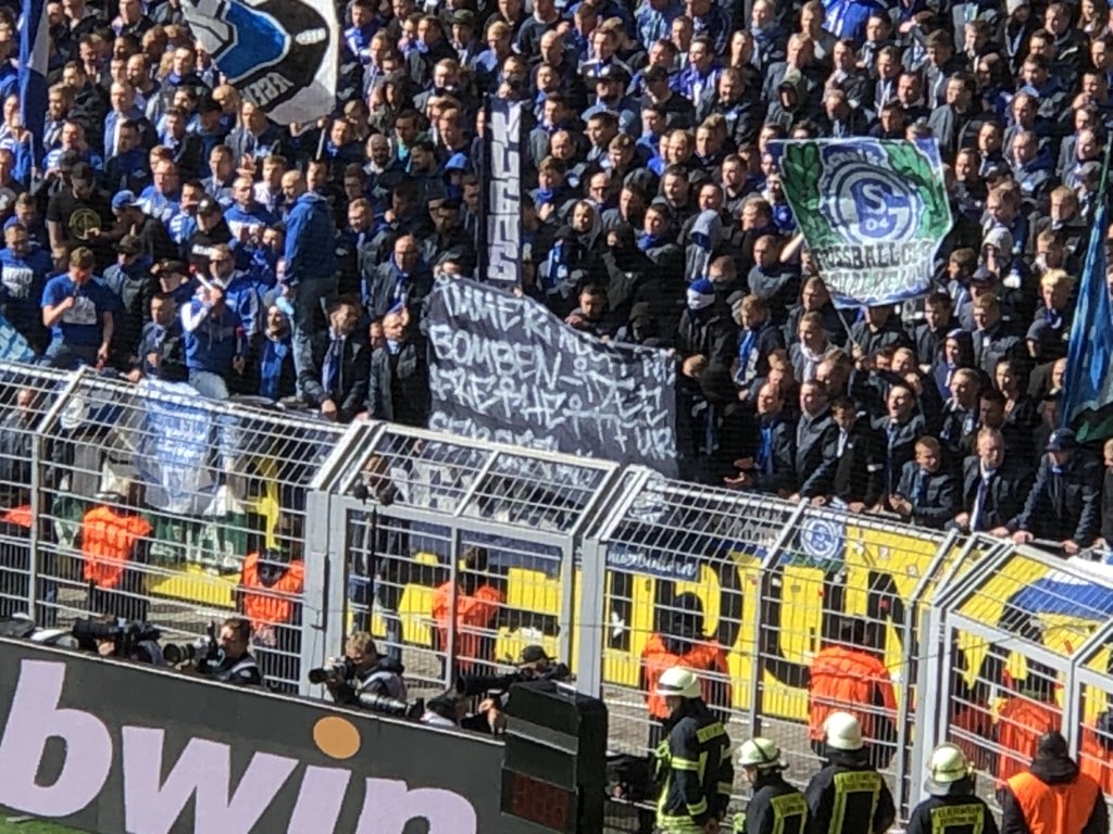 Pancarta de los ultras del Schalke.