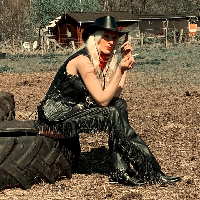 Norddeutsches Cowgirl 🙃🤠🐴 Nat&uuml;rlich wird es auch einen Film dazu geben und bald auf meiner Webseite https://t<a href="/tag/sexy"class="tags"><span>#sexy</span></a><a href="/tag/cowgirl"class="tags"><span>#cowgirl</span></a><a href="/tag/weekend"class="tags"><span>#weekend</span></a><a href="/tag/porno"class="tags"><span>#porno</span></a><a href="/tag/boots"class="tags"><span>#boots</span></a><a href="/tag/webcamgirl"class="tags"><span>#webcamgirl</span></a>