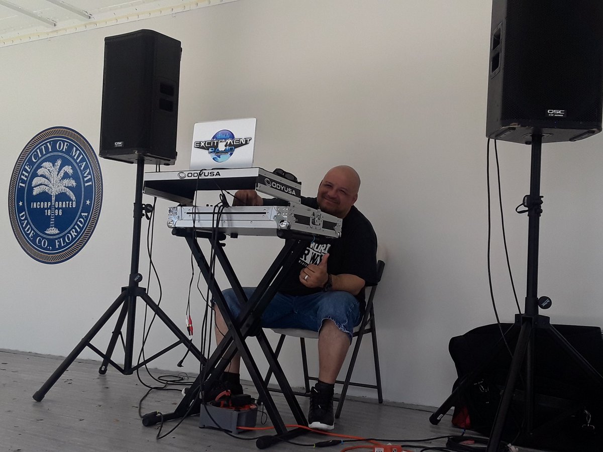 CPSRosaF's tweet image. Happening now @CarlaGonzalez12 with @mpdpoliceexplo1 assisting in  the community music by @DJBenhop We have plenty of resources available. @CommanderMitch1 @AlbertGuerraMPD @KathyFndzRundle @CareerSourceFL @WellCare_Health