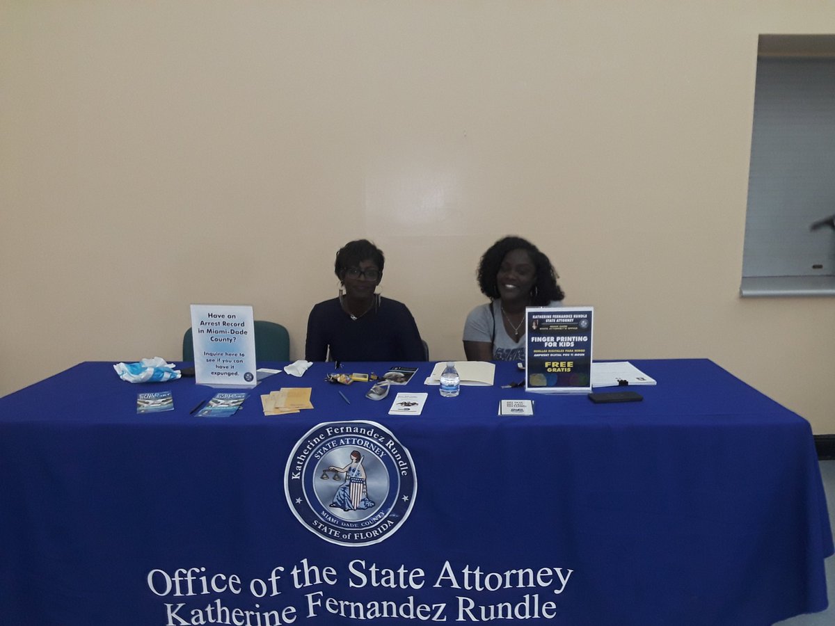 CPSRosaF's tweet image. Happening now @CarlaGonzalez12 with @mpdpoliceexplo1 assisting in  the community music by @DJBenhop We have plenty of resources available. @CommanderMitch1 @AlbertGuerraMPD @KathyFndzRundle @CareerSourceFL @WellCare_Health