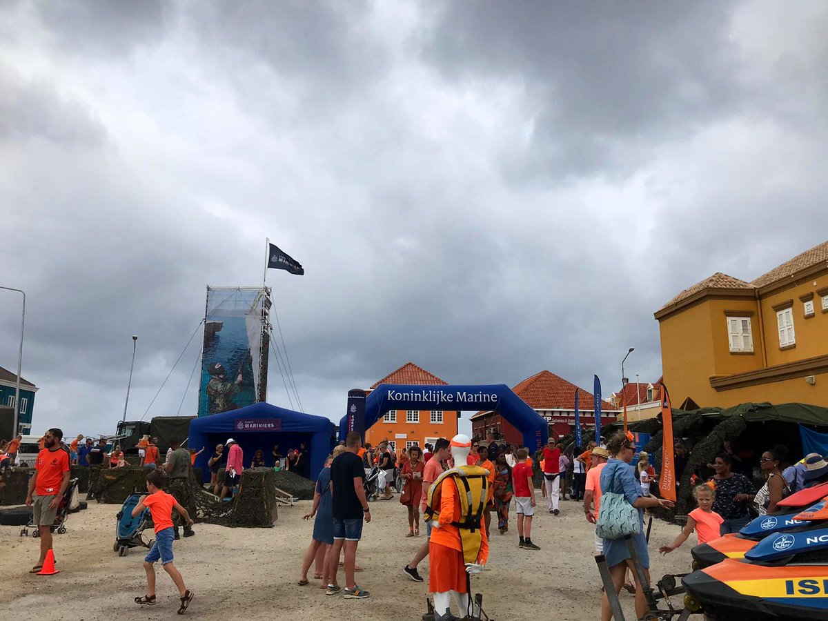 Koningsdag te Curaçao, ook daar doen we als Defensie met diverse ketenpartners enthousiast aan mee op deze wat grijze maar qua temperatuur, heerlijke zaterdag. #samensterk <a href="/Defensie/">Ministerie van Defensie</a> <a href="/kon_marine/">Koninklijke Marine</a> <a href="/korpsmariniers/">Korps Mariniers</a> <a href="/11Luchtmobiel/">11 Luchtmobiele Brigade</a>