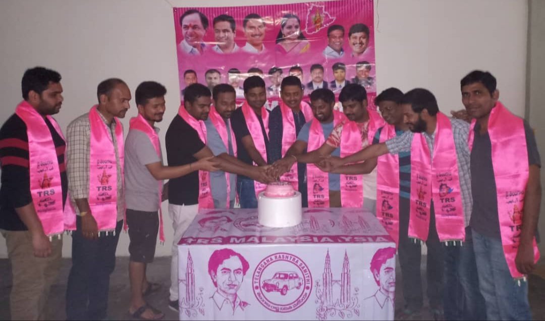 MalaysiaTrs's tweet photo. మలేషియాలో తెలంగాణ రాష్ట్ర సమితి పార్టీ ఆవిర్భావ వేడుకలు
తెలంగాణ రాష్ట్ర సమితి ఆవిర్భావ దినోత్సవం సందర్బంగా తెరాస మలేషియా ఎన్నారై విభాగం అధ్యక్షుడు శ్రీ చిరుత చిట్టిబాబు గారి ఆధ్వర్యంలో కేక్ కట్ చేసి సంబరాలు జరుపుకున్నారు💐🎂@mbigala @RaoKavitha @KTRTRS  @HarishRao_TRS @HamedTrs https://t.co/y2vKPDf9NW
