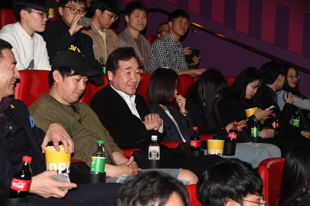 영화 '노무현과 바보들'을 보았습니다. 노무현재단 장학생과 영화에 출연하신 노사모 회원을 모셨습니다. 노무현 대통령께서 우리에게 남기신...