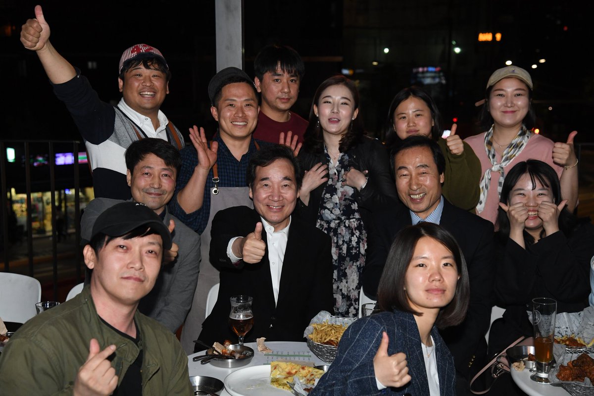 영화 '노무현과 바보들'을 보았습니다. 노무현재단 장학생과 영화에 출연하신 노사모 회원을 모셨습니다. 노무현 대통령께서 우리에게 남기신...