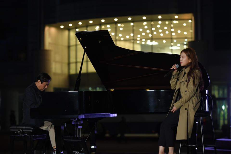 __romromiii's tweet photo. 특별히, 감기에도 불구하고 시간을 내어 연습을 하고 imagine을 불러준 보아씨에게는 뭐라 감사를 드려야 할지 모르겠습니다. 도보다리 위에서 한참을 앉아 무슨 생각을 했는지 궁금하기도 합니다. / 탁현민 페북 중 https://t.co/2zacY6lRde