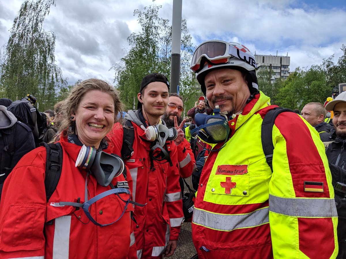 GuillaumeKrempp's tweet photo. Des street medics allemands sont venus à #Strasbourg #Acte24 https://t.co/NAFpNd8hSF
