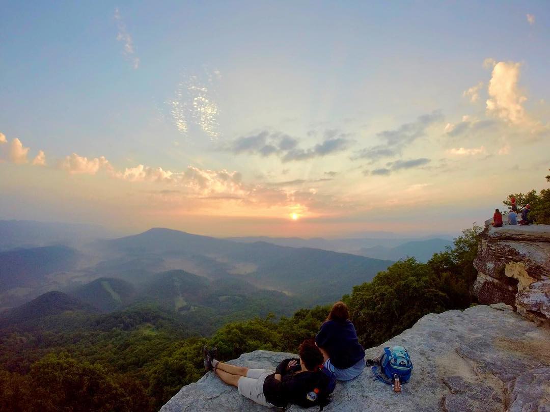 mypsychiclilly's tweet photo. 🌤 You’re the horizon I can see... 🌄
 #saturdaymorning #hikingadventures #mountainsunrise #goodmorning #coloradomornings #mountainphotography #mountainscape #sunrise #reikihealing https://t.co/2BRv3ia2P1