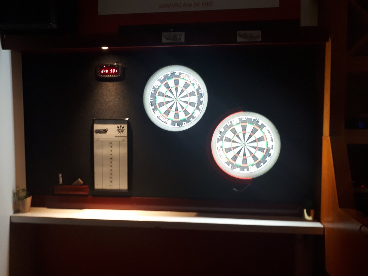 PVDarts180's tweet photo. @DEMOLITION180 and Vincent van der Meer could have played at our local darts club as well #minicourt #battleofthedwarfs https://t.co/N2nDskkDpN