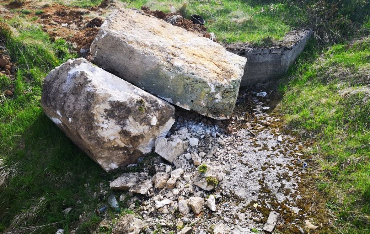 AdisaLe13's tweet photo. „Na mnogima su uklesani natpisi u kojima pokojnik moli žive da mu ne diraju grob. U jednom doslovno piše ovo: 'Mole se braća i gospoda, nemojte mi kosti pretresati. Ja sam bio kako vi, a vi ćete bit kako ja. Ko ne posluša, proklet da je'“. https://t.co/EY5xJlKfDB