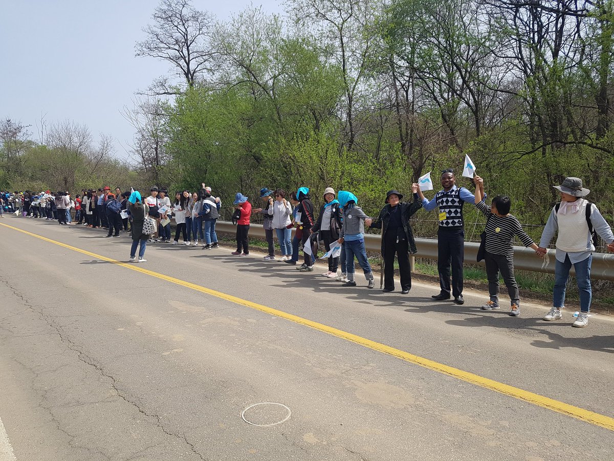 EdisonToe's tweet photo. Transforming crazy imagination into a meaningful and realistic life touching event. Hand in Hand Peace Chain along the border towns and villages in the Demilitarized Zone of Korea. #UN #EU #KoreanUpdates #WhiteHouse #BBC #CNN #PEACEEDUCATOR #SOCIALJUSTICEACTIVIST https://t.co/RmChrhUPyM