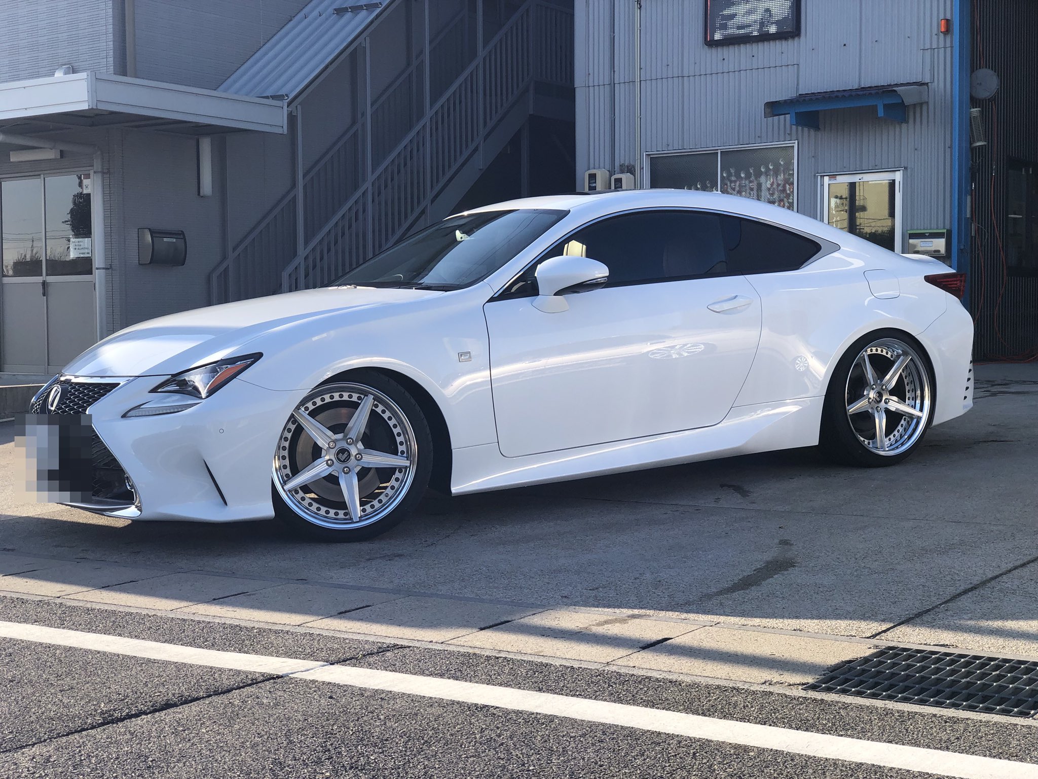 1st Class ファーストクラス こないだ画像を上げた レオンハルトのlf S1を装着しましたー レクサスのrcですっ 高級車に高級ホイールです むっちゃカッコいいーー T Co 13ew47sjg5 Twitter