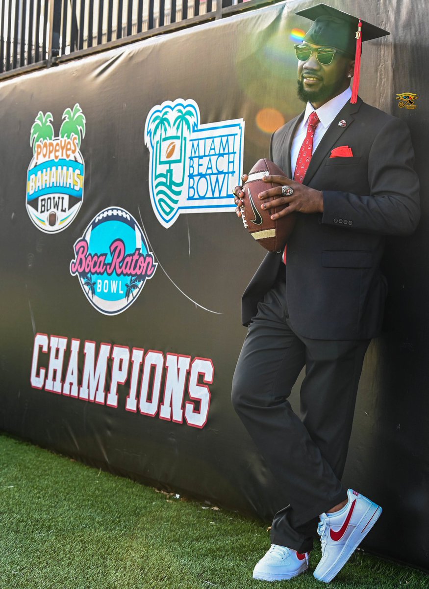 CoachBrown_MDN's tweet image. All I wanted was to catch a football instead of a court case. 1st person in my family to receive a college degree and nobody ever thought I would get my second. Again, THANK YOU Tonya Moore for motivating the kid you told wouldn’t amount to anything. May 11, 2019 #MASTERS 📜👨🏾‍🎓💯