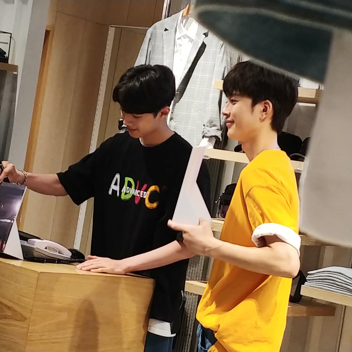 themmmm0102's tweet photo. 190407 𝐥𝐢𝐧𝐡𝐨💚💛 https://t.co/j4IFjKQ7oi