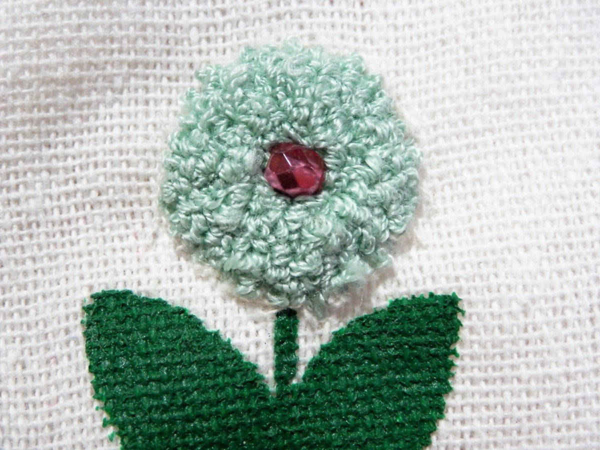 PUKONNU's tweet photo. １１．レトロ小花の巾着B(新作)
こちらもお花部分が #刺繍 で出来た作品です💐
ビーズがキラリと輝きます✨

巾着シリーズはこちらの作品で以上となります🍀

#手作りアートマーケット #handmade #ハンドメイド  #handpainted #手描き #illustration #イラスト #お花 #iflower #embroidery https://t.co/Ja6RWQ44Rs