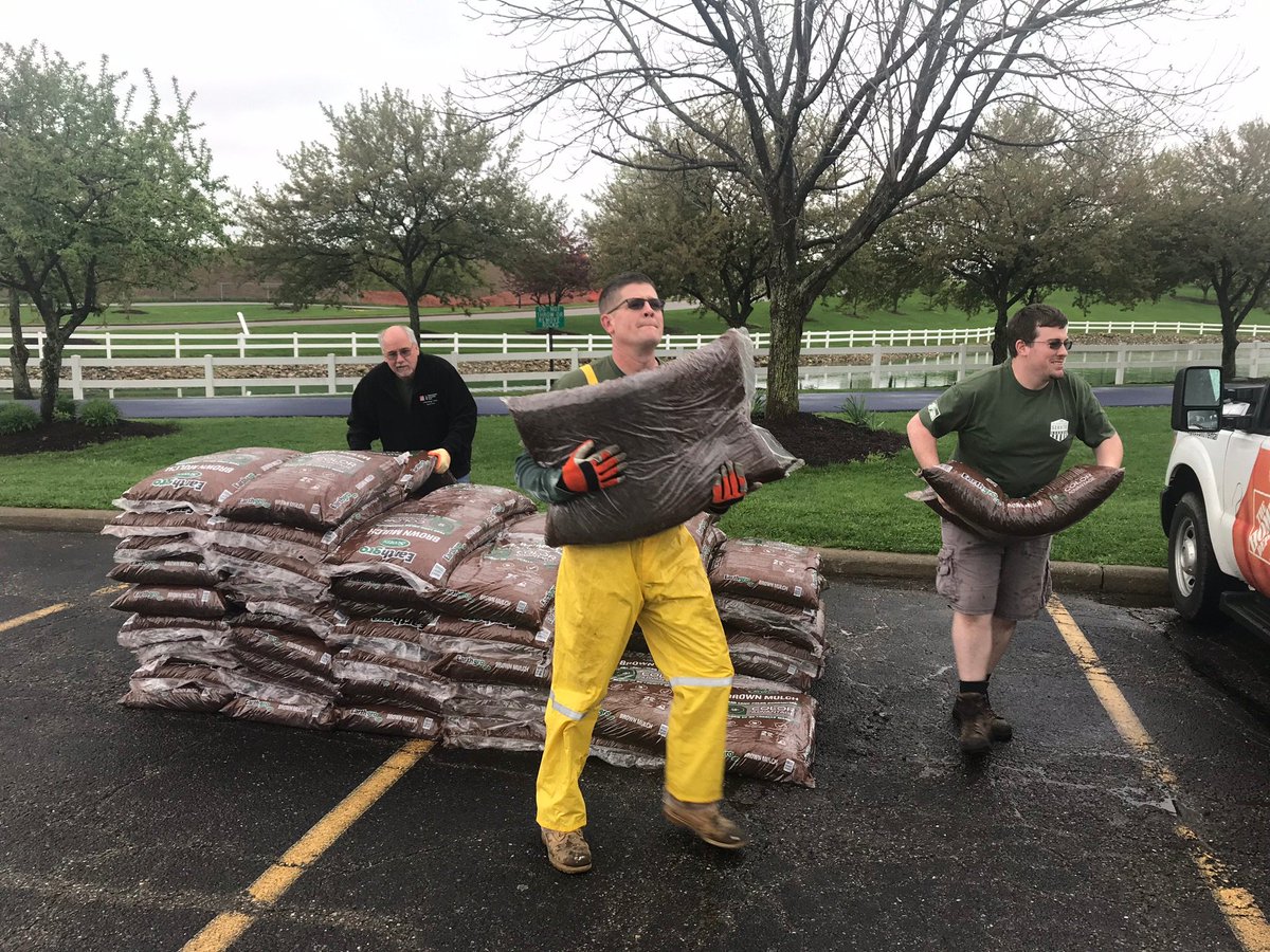 NTomocik's tweet photo. Team Depot event for #3810! Mulch and clean up our local park! #ChooseToServe @JHissom3810 @davepwest @louisyoung2167 @michelle_keplar @John_Lerch @MeganTorresD104 https://t.co/41YlqWgYvS