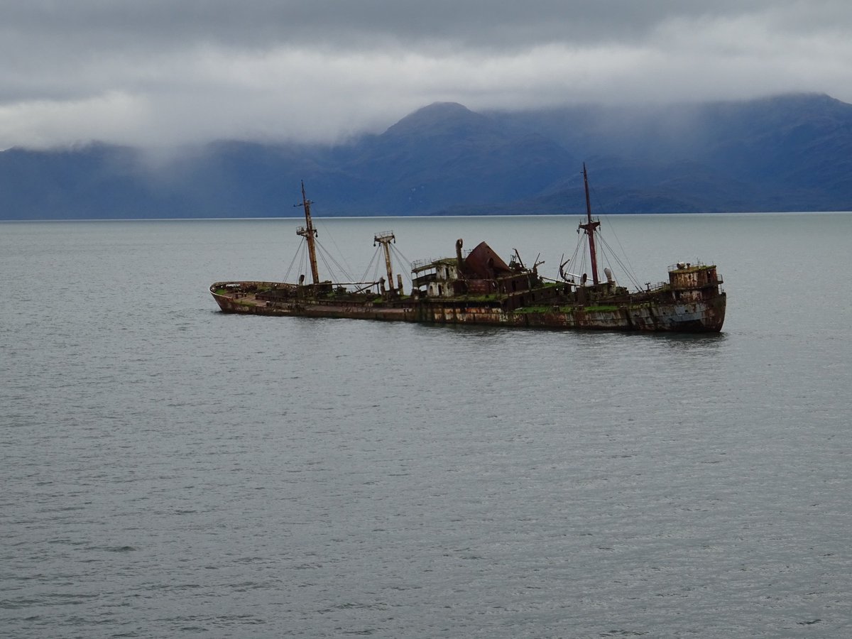 Billstein's tweet photo. Unterwegs in den Fjorden von #Patagonien sind wir auf dieses Wrack getroffen. Das Schiff ist damals kurioserweise auf ein anderes, älteres Wrack gefahren, welches hier ein paar Meter unter dem Meeresspiegel auf einer Sandbank liegt. #Chile #Navimag https://t.co/UptUHu7z5X