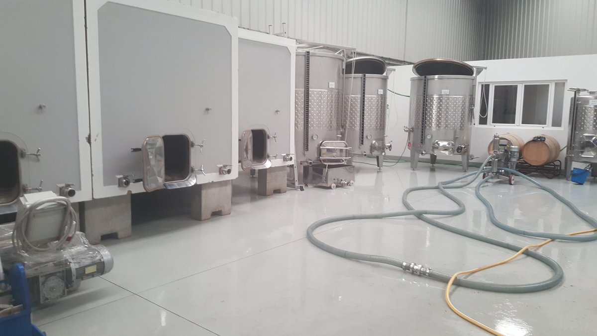 bodegaAkilia's tweet photo. Acabamos de embotellar https://t.co/kDkynjbW0h