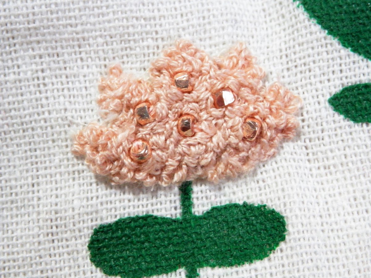 PUKONNU's tweet photo. １１．レトロ小花の巾着B(新作)
こちらもお花部分が #刺繍 で出来た作品です💐
ビーズがキラリと輝きます✨

巾着シリーズはこちらの作品で以上となります🍀

#手作りアートマーケット #handmade #ハンドメイド  #handpainted #手描き #illustration #イラスト #お花 #iflower #embroidery https://t.co/Ja6RWQ44Rs