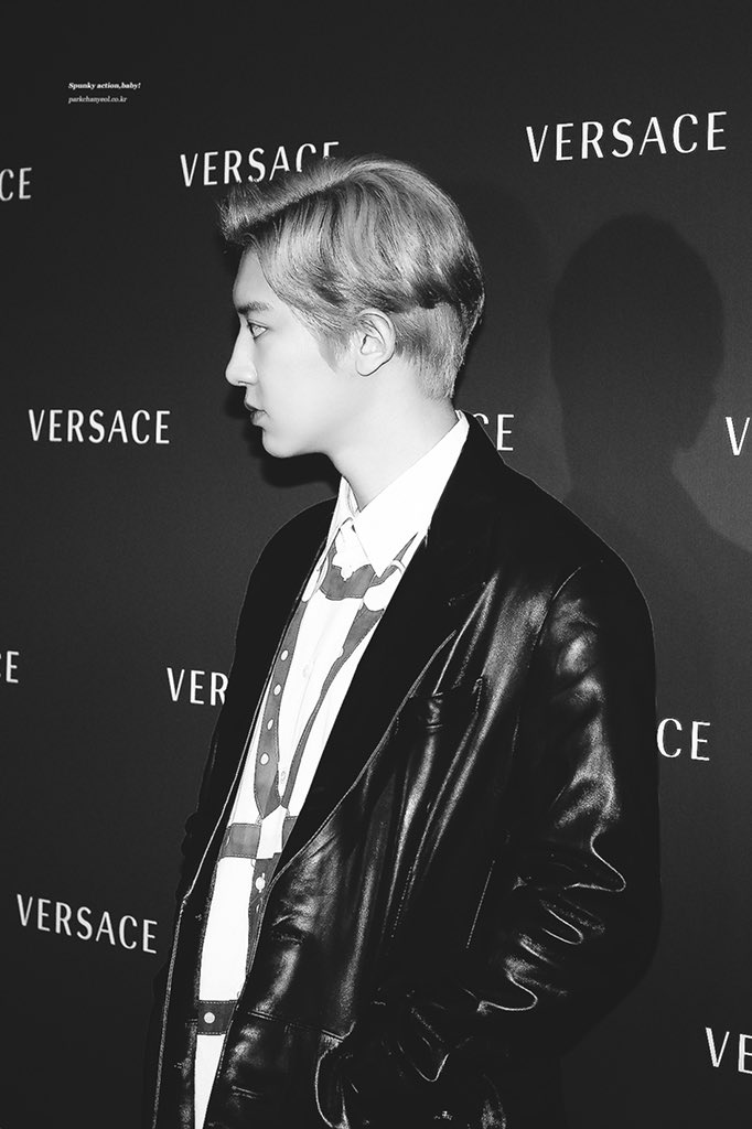 chanyeolit's tweet photo. 190426 VERSACE IN HONG KONG 찬열 🌗🌘🌑🌒🌓
#찬열 #EXO #CHANYEOL ⁠#엑소 #봄여름가을겨울 #봄_여름_가을_겨울 #SSFW #BBMAsTopSocial EXO @weareoneEXO https://t.co/51GDc1Nvjx