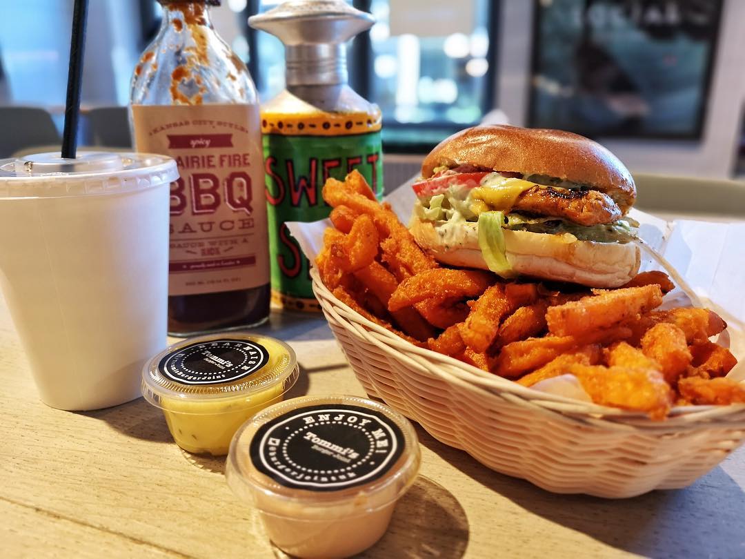 BurgerJointIt's tweet photo. Enjoy this Saturday!  🔥🇺🇸🍔🍟🍻 👨‍👩‍👦

#tommis #burger #burgerjoint #rome #roma #italy #milkshake #americanburger #hamburger #veggie #veggieburger #eatinrome #food #burgerbar https://t.co/J8nj5wAith