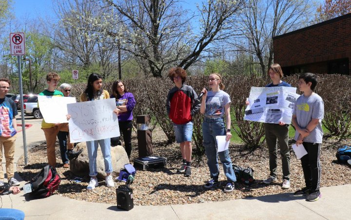 AlexCHowe's tweet image. 6th week of #climatestrike at @IowaCitySchools!